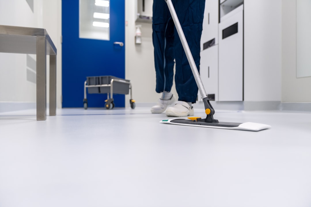 services-01 Cleaner limpiando el piso en un entorno de laboratorio